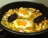 Foto del paso 3 de la receta Sartén de patatas, huevos y morcillas