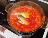 Hình bước làm 2 của món Cá Mòi Kho Cà Chua