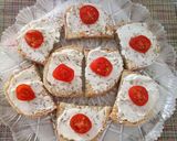 A picture of step 4 of Bruschetta with goat's cheese, honey and thyme.