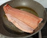 Foto del passaggio 1 della ricetta Filetto di trota salmonata con pomodorini e olive taggiasche