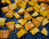 Foto del paso 2 de la receta: Merluza al horno (filet) cubos de zapallo y papines