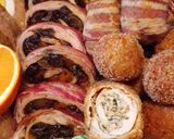 Aszalt gyümölcsös, baconbe tekert csirkemell recept fázis 8 fotója