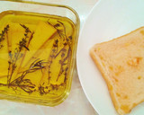Foto del paso 3 de la receta: Tostas de queso en aceite de tomillo