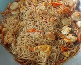 Foto langkah ke 5 dari resep Bihun Goreng Bakso.