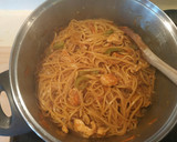 Foto del paso 6 de la receta: Tallarines con pollo en salsa de soja