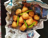 A picture of step 4 of Urad dal bhajiya.