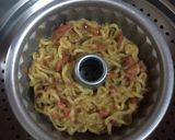 Foto langkah ke 5 dari resep Donat Indomie Goreng.