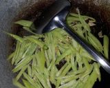 รูปขั้นตอนการทำที่ 2 ของ พริกหนุ่มผัดไข่