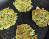 Foto del paso 3 de la receta: Tortitas de brócoli, patata y queso