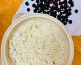 A picture of step 5 of Blackberry roll with cottage cheese cream.