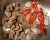 Foto langkah ke 4 dari resep Tumis Bunga Bawang Jamur.