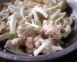 A picture of step 1 of Fried cauliflower in curd sauce.