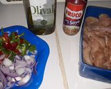 Foto del paso 1 de la receta: Fajitas de pechuga de pollo salteadas con ají y cebolla