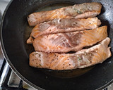 Foto del paso 4 de la receta: Salmón a la sartén