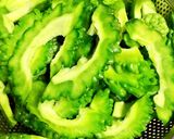 Hình bước làm 2 của món Bao Tử Cá Ba Sa Xào Khổ Qua Rừng