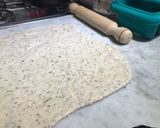 Foto del paso 4 de la receta: Calamardo en alfombra mágica(pizza integral de calamares)