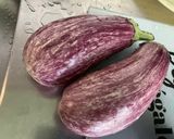 Une image de l'étape 1 de Aubergines graffiti, piments et oignon rouge marinés grillés à la plancha.