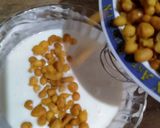 A picture of step 2 of Daal ke dahi bade.