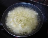 Foto del paso 1 de la receta Tortilla de papas con cebolla, chorizo de Teror y perejil