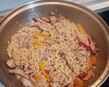Foto del paso 5 de la receta Fideos asiáticos con pollo y pimientos