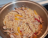 Foto del paso 5 de la receta: Fideos asiáticos con pollo y pimientos