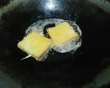 Foto langkah ke 4 dari resep Roti Goreng Telur Apa Adanya.