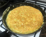 Foto del paso 6 de la receta: Tortilla de patatas rellena de jamón York y queso