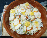 Foto del paso 5 de la receta: Cazuela de gulas, colas de mar y huevos de codorniz
