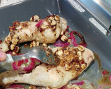 Foto del paso 5 de la receta: Pollo asado con avellanas caramelizadas