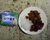 A picture of step 1 of Longan and Red Jujube Tea.