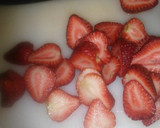 Foto del paso 1 de la receta: Frappé fresa y guineos