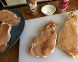 Foto del paso 1 de la receta: Filetes de cerdo con cebolla morada