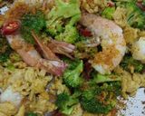 Gambar langkah 5 resipi Maggi Kari Goreng Udang / Sosej.