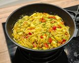 Foto del paso 8 de la receta: Sepia con fideos, pimiento rojo y guisantes