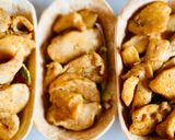 Hình bước làm 3 của món Thuyền Taco Gà & Rau Quả