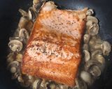 Foto del paso 2 de la receta: Salmón con hongos y repollitos de Bruselas