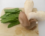 Foto del paso 1 de la receta: Salteado de quinoa con boletus y tirabeques