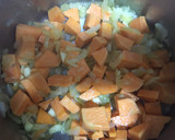 Foto del paso 4 de la receta: Pollo en salsa de batata y pasas