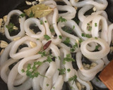 Foto del paso 2 de la receta: Calamares al ajillo con patatas