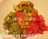 Foto del paso 7 de la receta: Ensalada de pimientos asados, con aceitunas en aceite