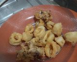 Foto langkah ke 2 dari resep Cumi tepung pedas manis.