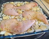 Foto del paso 3 de la receta: Contramuslos de pollo al horno en salsa cremosa de limón, ajo y mantequilla