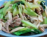 รูปขั้นตอนการทำที่ 3 ของ ผัดต้นคะน้าเห็ดออรินจิหมูนุ่ม
