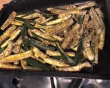 Une image de l'étape 7 de Frites de courgettes au four herbes de Provence basilic et parmesan.