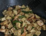 Foto langkah ke 4 dari resep Tahu Dan Udang Tumis Cabe Hijau.