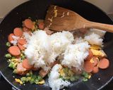 รูปขั้นตอนการทำที่ 7 ของ ข้าวผัดไข่ใส่แฮมไส้กรอกถั่วฝักยาว