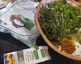 A picture of step 2 of Green chicken tikka.