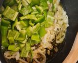 Foto del paso 3 de la receta: Jamoncitos de pollo en salsa de cebolla y berenjena