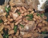 Foto langkah ke 3 dari resep Oseng Ikan Asin Cabe Ijo.