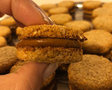 Foto del paso 5 de la receta: Alfajores de coco y avena 🥥